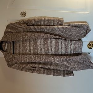 Beige and brown stopped cardigan.